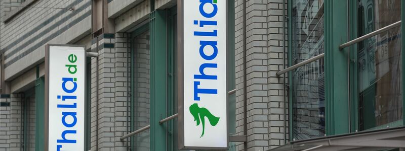 Das Thalia-Logo an einer Filiale der Buchhandelskette. - Foto: Marcus Brandt/dpa
