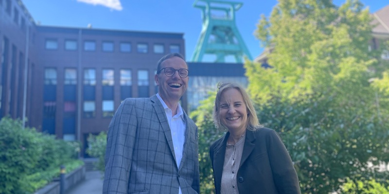 POL-BO: Ich freue mich sehr auf das Polizeipräsidium Bochum! - Dr. Carsten Dübbers ist neuer Kripo-Chef - Ralf Gromann in den Ruhestand verabschiedet - Foto: presseportal.de