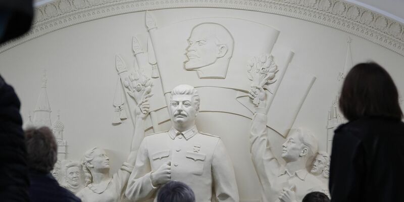 Historiker machen Sowjetdiktator Josef Stalin für den Tod von Millionen Menschen verantwortlich - nun erinnert ein Denkmal in der Moskauer Metro an ihn.  - Foto: Ulf Mauder/dpa