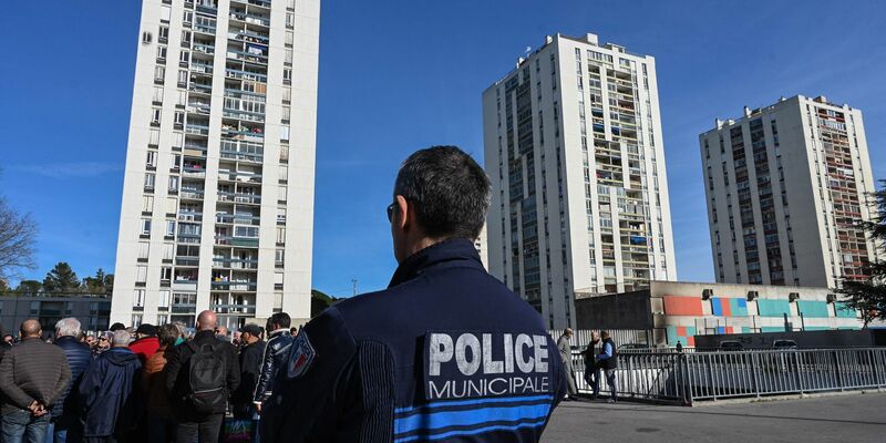 Die Hochhausviertel vieler französischer Großstädte werden vom Drogenhandel geplagt und die Bewohner fühlen sich vom Staat in Stich gelassen (Archivbild). - Foto: Pascal Guyot/AFP/dpa