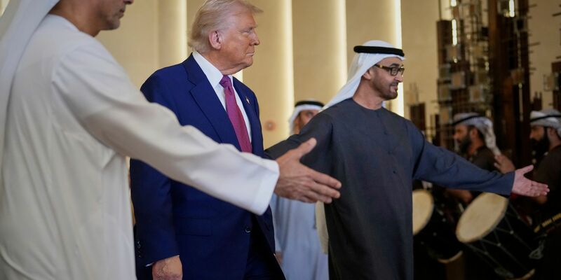 US-Präsident Trump will wegen der Geburt eines Enkels schnell heimkehren von seiner Nahost-Reise - und keinen Abstecher zu den Ukraine-Gesprächen in der Türkei machen. - Foto: Altaf Qadri/AP/dpa