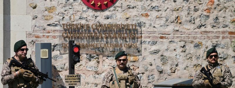 Türkische Sicherheitskräfte stehen vor dem Dolmabahce-Palast, wo Gespräche zwischen russischen und ukrainischen Delegationen stattfinden sollen. - Foto: Dilara Acikgoz/AP/dpa