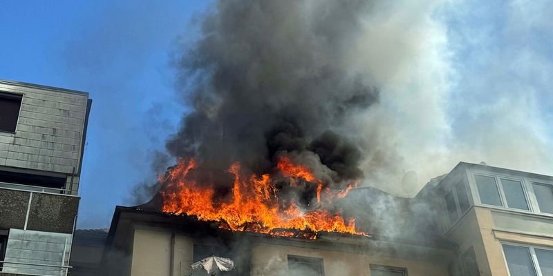 FW-EN: Erstmeldung: Dachstuhlbrand mit Menschenrettung in der Schöntaler Straße - 2 Personen mit Drehleiter gerettet - Foto: presseportal.de
