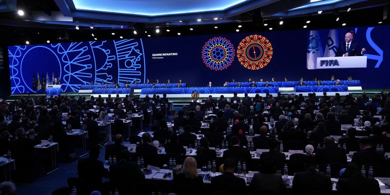 Infantino (l.) berät sich mit seinem Generalsekretär Grafström.  - Foto: Fernando Calistro/AP/dpa