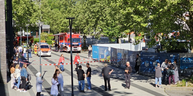 FW-EN: Großaufgebot von Feuerwehr und Rettungsdienst auf dem Vendômer Platz - Foto: presseportal.de