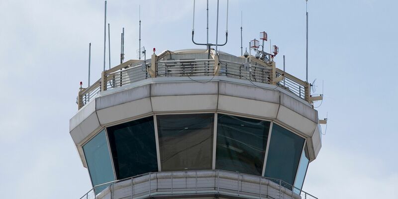 Am Flughafen von Denver verloren die Lotsen kurzzeitig den Kontakt zu den Piloten (Symbolbild)  - Foto: Jenny Kane/AP/dpa