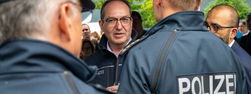 Am Donnerstag besuchte Bundesinnenminister Alexander Dobrindt (CSU) zusammen mit dem bayerischen Ministerpräsidenten, Markus Söder (CSU), die Grenze zu Österreich. - Foto: Peter Kneffel/dpa
