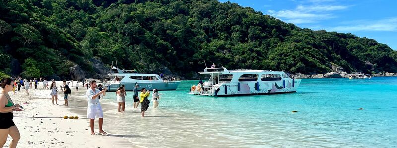 Zahlreiche Touristenboote steuern täglich die Similan Islands in der Andamanensee an. (Archivbild) - Foto: Carola Frentzen/dpa