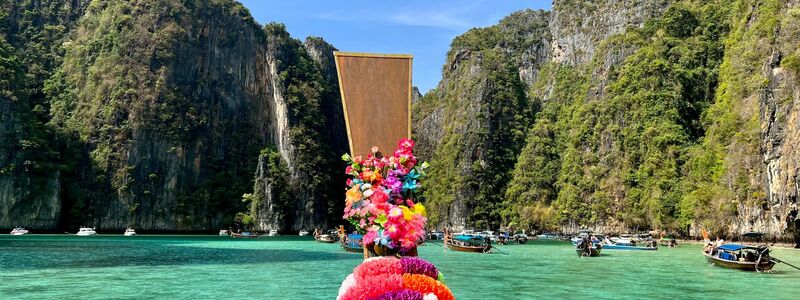 Die meisten Touristen besuchen die Phi Phi Islands mit solchen traditionellen Booten. (Archivbild) - Foto: Carola Frentzen/dpa