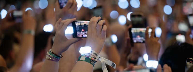In ein Meer aus Smartphone-Bildschirmen zu schauen, findet nicht jeder Künstler gut. (Symbolbild) - Foto: Marius Becker/dpa