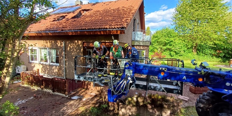 FW Horn-Bad Meinberg: Feuer greift auf Dachstuhl über und zerstört Wohngebäude - über 100 Einsatzkräfte mehrere Stunden im Einsatz - Foto: presseportal.de