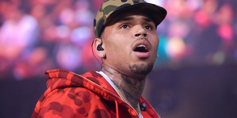 Chris Brown wurde wegen des Verdachts auf schwere Körperverletzung festgenommen, nun ist er auf Kaution freigekommen. (Archivbild) - Foto: Scott Roth/Invision/AP/dpa