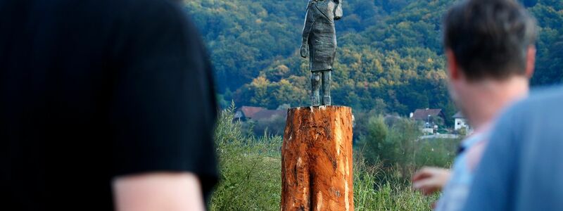 Die Bronze-Statue von US-First Lady Melania Trump in ihrer Heimat Slowenien ist gestohlen worden. (Archivbild) - Foto: Uncredited/AP/dpa