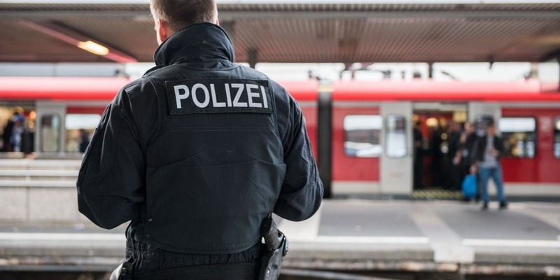 Bundespolizeidirektion München: Brennende Zigarette gegen den Hals gedrückt - Foto: presseportal.de