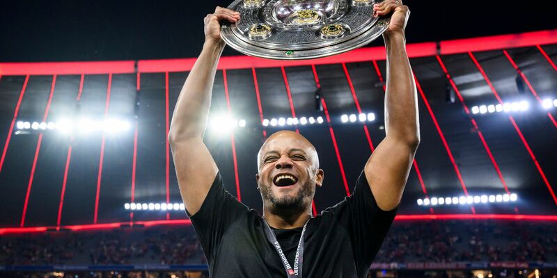 Bayern-Trainer Vincent Kompany mit der Meisterfeier nach dem Gladbach-Spiel. - Foto: Tom Weller/dpa