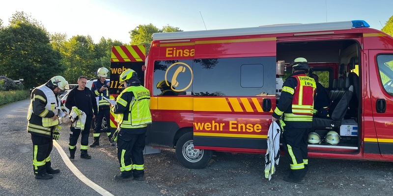 FW Ense: Zugübung des 1. und 3. Zuges - Einheiten üben die Zusammenarbeit auf Haus Füchten in Hünningen - Foto: presseportal.de