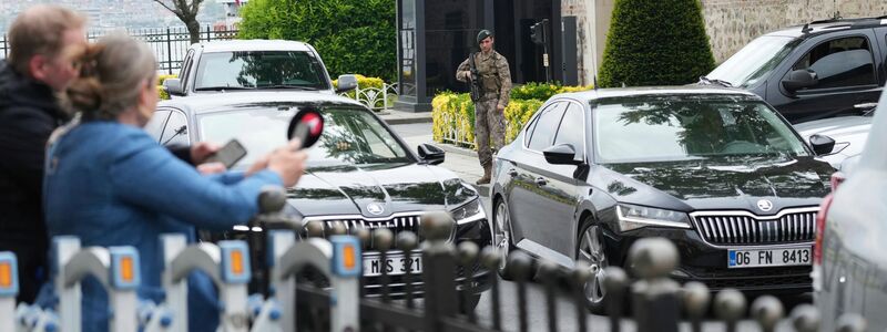 Erstmals seit drei Jahren sitzen wieder ukrainische und russische Vertreter an einem Tisch.  - Foto: Dilara Acikgoz/AP/dpa
