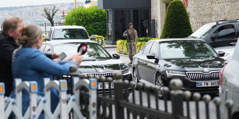 Noch warten die Journalisten vor dem Dolmabahce-Palast auf den Beginn der Verhandlungen zwischen Russen und Ukrainern. (Archivbild)  - Foto: Dilara Acikgoz/AP/dpa