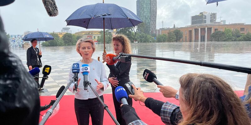 EU-Kommissionschefin Ursula von der Leyen findet in Tirana deutliche Worte zu Russlands Kurs in Verhandlungen mit der Ukraine. - Foto: Katharina Redanz/dpa