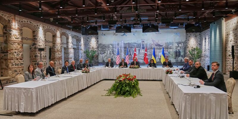 Ukrainische und russische Vertreter haben sich im Istanbuler Dolmabahce-Palast getroffen. - Foto: Francisco Seco/AP Pool/AP/dpa