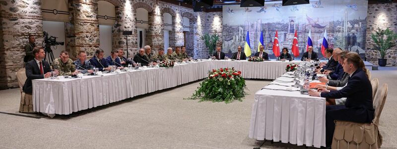 In Istanbul haben erstmals seit drei Jahren ukrainische und russische Vertreter direkte Gespräche über den Ukraine-Krieg geführt. - Foto: Handout/Türkisches Außenministerium/dpa