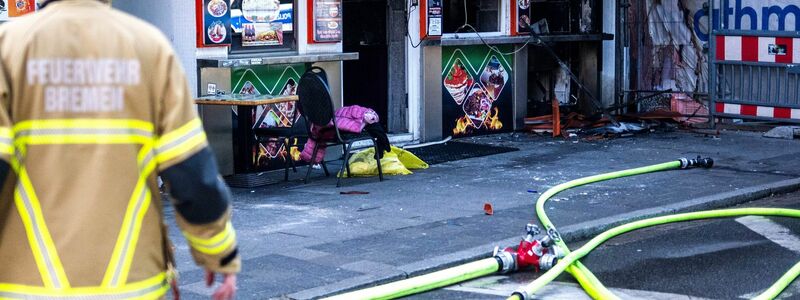 Zahlreiche Einsatzkräfte waren vor Ort. - Foto: Sina Schuldt/dpa
