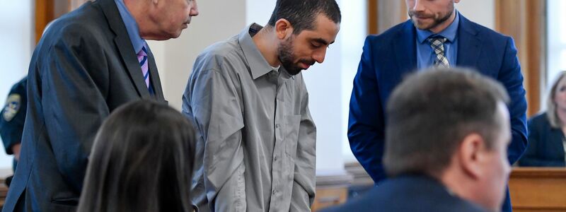 Der Attentäter (Mitte) wurde in New York zu 25 Jahren Haft verurteilt. (Archivbild) - Foto: Adrian Kraus/AP/dpa