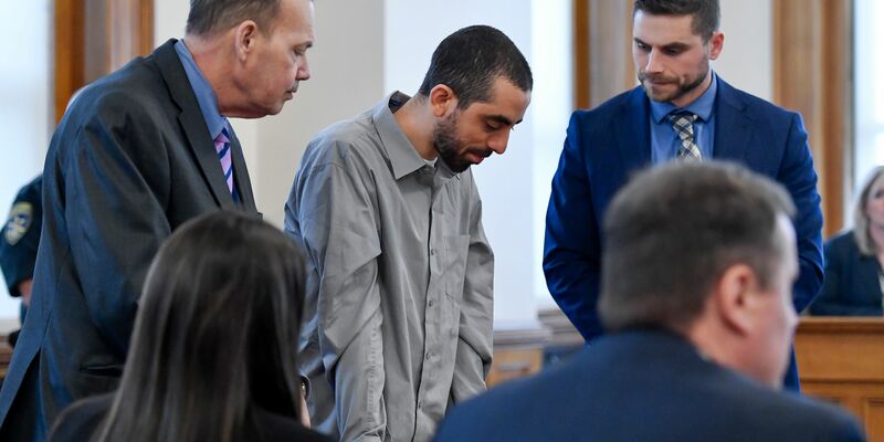 Attentäter Hadi Matar wurde im Februar des versuchten Mordes schuldig gesprochen. (Archivbild) - Foto: Adrian Kraus/AP/dpa