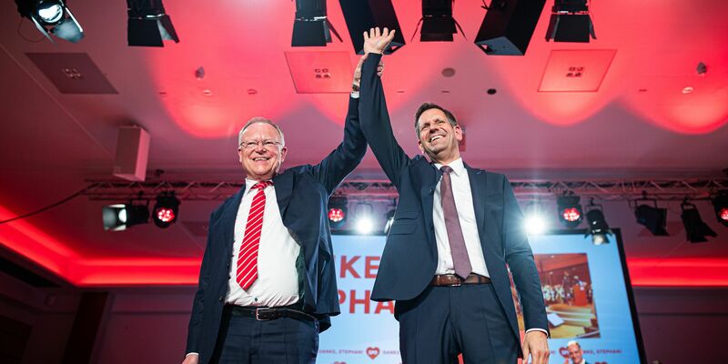 Der bisherige Wirtschaftsminister Olaf Lies (rechts) soll den langjährigen Ministerpräsidenten Stephan Weil beerben. - Foto: Moritz Frankenberg/dpa