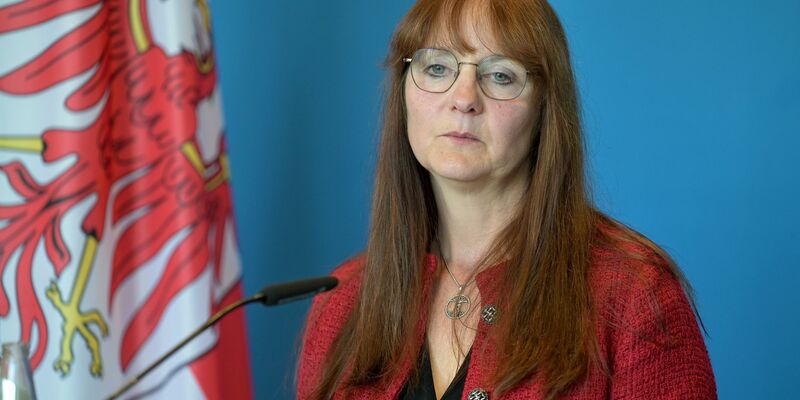 Die SPD-Politikerin Katrin Lange gibt nach tagelangem Streit um die Entlassung des Verfassungsschutzchefs in Brandenburg ihr Amt als Innenministerin auf. - Foto: Michael Bahlo/dpa