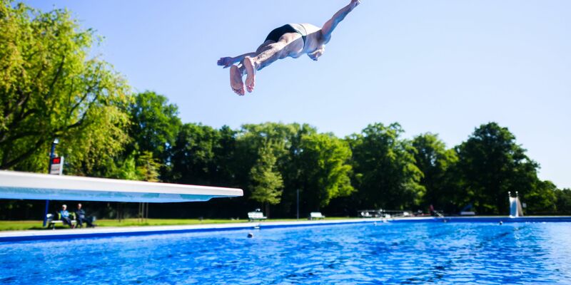 Der Besuch im Freibad könnte für viele teurer werden. (Archivbild) - Foto: Julian Stratenschulte/dpa