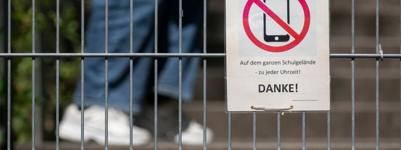 Die Regeln sind unterschiedlich: Manche Schulen haben Handys komplett verbannt, andere sind weniger streng. Ob es flächendeckende Regeln gibt, entscheiden die Bundesländer selbst. (Symbolbild) - Foto: Marijan Murat/dpa
