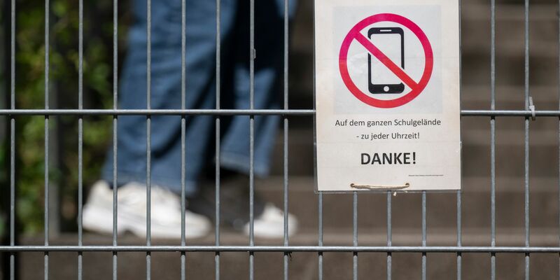 Grundsätzlich ist der Umgang mit Mobiltelefonen in Schulen Sache der Länder. (Symbolbild) - Foto: Marijan Murat/dpa