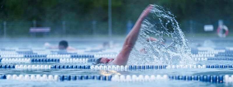 Ausdauersport wie Schwimmen hilft dabei, den Blutdruck zu regulieren. (Archivbild) - Foto: Andreas Arnold/dpa