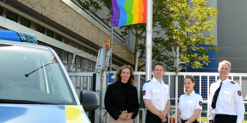 POL-CE: Regenbogenflagge am IDAHOBIT* 2025 vor Polizeiinspektion Celle gehisst - Foto: presseportal.de