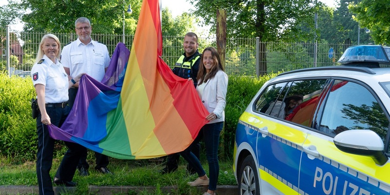 POL-GOE: Polizeidirektion Göttingen hisst LSBTIQ-Flagge anlässlich des Internationalen Tages gegen Homo-, Bi-, Inter- und Transphobie (IDAHOBIT) am 17. Mai - Foto: presseportal.de
