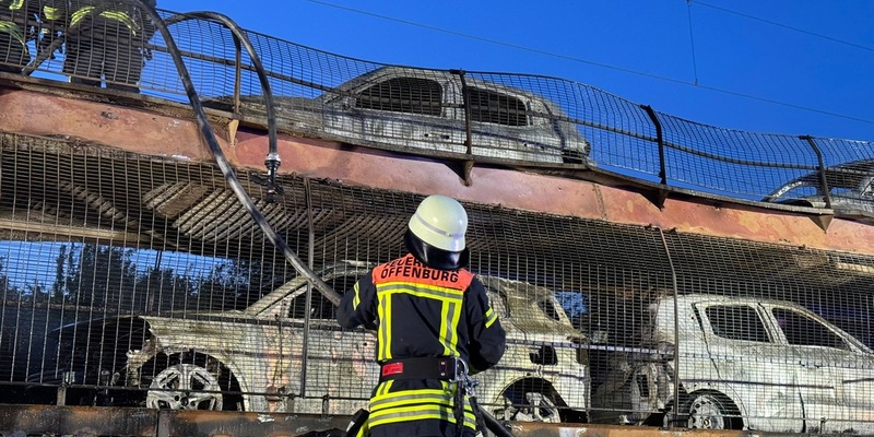 FW-OG: Autozug brennt - Mehrere Neuwagen zerstört - Foto: presseportal.de