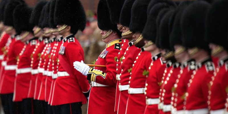 Die Band der Irish Guards spielt den britischen ESC-Beitrag - und die Royals reagieren. (Illustration) - Foto: Alastair Grant/AP