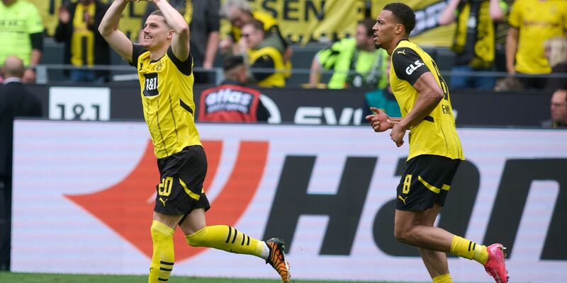 Der BVB jubelt über das 3:0. - Foto: Bernd Thissen/dpa