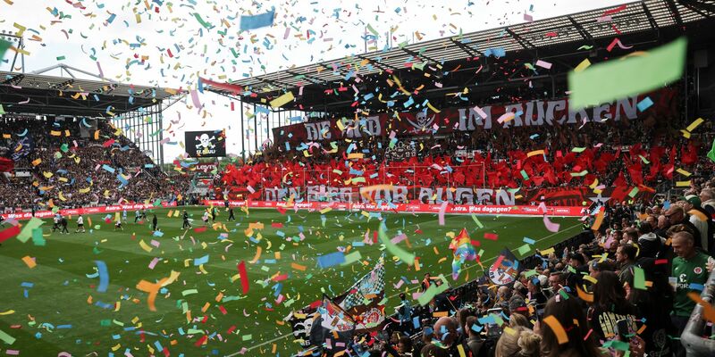St. Paulis Oladapo Afolayan (r) und Bochums Felix Passlack (l) kämpfen um den Ball. - Foto: Christian Charisius/dpa