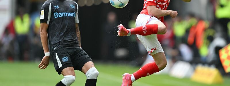 Der Mainzer Paul Nebel (r) traf gegen Leverkusen zum 1:0. - Foto: Arne Dedert/dpa