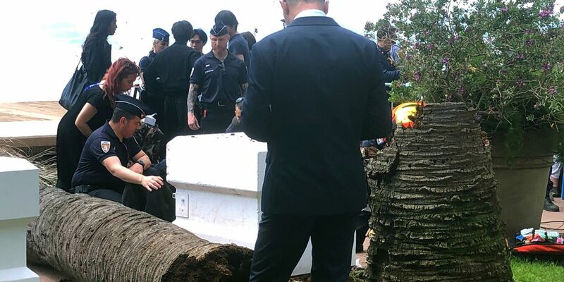 Die Polizei sperrte den Unfallort am Rande des Getümmels der Filmfestspiele ab. - Foto: Stefanie Rex/dpa
