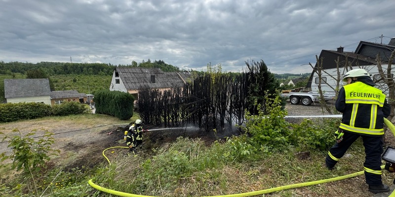 FW VG Westerburg: Tujahecke steht in Flammen - Rauchsäule von weitem sichtbar - Foto: presseportal.de