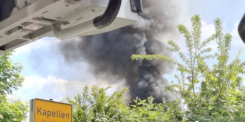FW Moers: Werkstatthalle und Kleintransporter brennen in Moers-Kapellen - Foto: presseportal.de