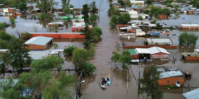 Die Lage im Norden der Provinz Buenos Aires ist nach drei Tagen Regen kritisch. - Foto: Rodrigo Abd/AP/dpa