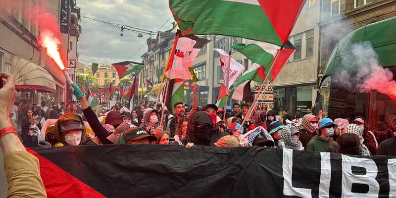 Der Protest gegen Israels Teilnahme überschattete das ESC-Finale.  - Foto: Aleksandra Bakmaz/dpa