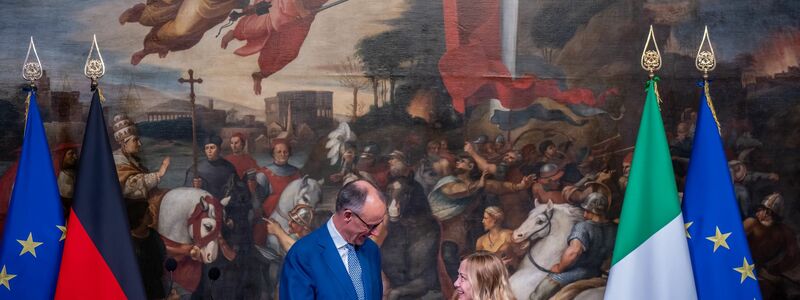 Merz will Italien wieder enger in die europäischen Bemühungen um ein Ende des Kriegs einbinden.  - Foto: Michael Kappeler/dpa