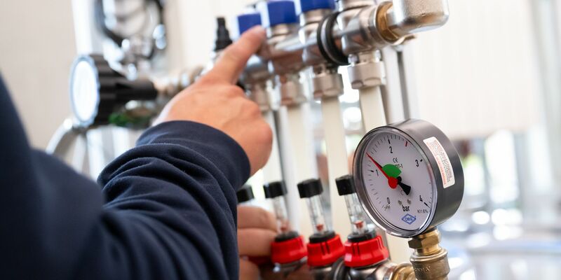 Im Bereich der Sanitär-, Heizungs- und Klimatechnik ist der Fachkräftemangel groß: Mehr als 12.000 Stellen konnten im März rechnerisch nicht besetzt werden. (Archivbild) - Foto: Sven Hoppe/dpa