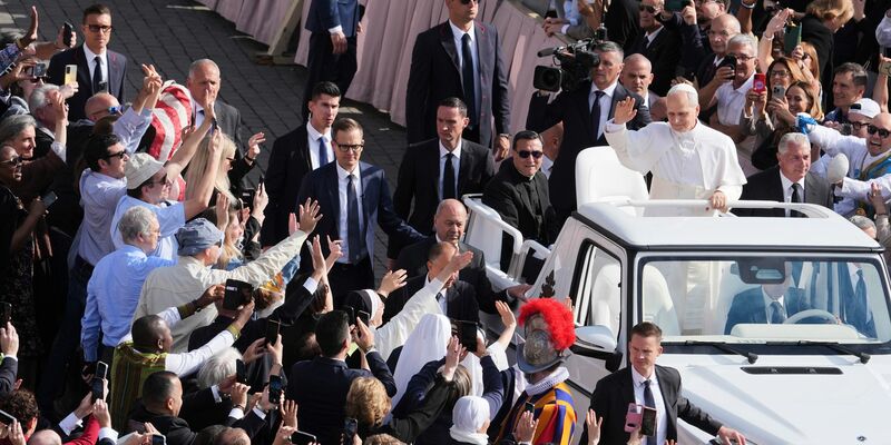 In seinem Papamobil unterwegs: Der neue Papst in Rom. - Foto: Jacquelyn Martin/Pool AP/AP/dpa