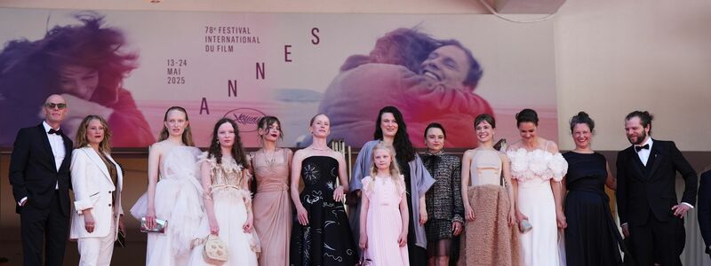 Das Filmteam von «In die Sonne schauen» bei der Premiere. - Foto: Lewis Joly/Invision/AP/dpa
